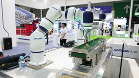 һ̨��е��ץȡ����������������������������ǰ�������������������˶�������������������һ̨��е�˾��Ӿ���λ���������������������������ߺ��ʵ�־�׼ץȡ���������������������ָ������������������.gif